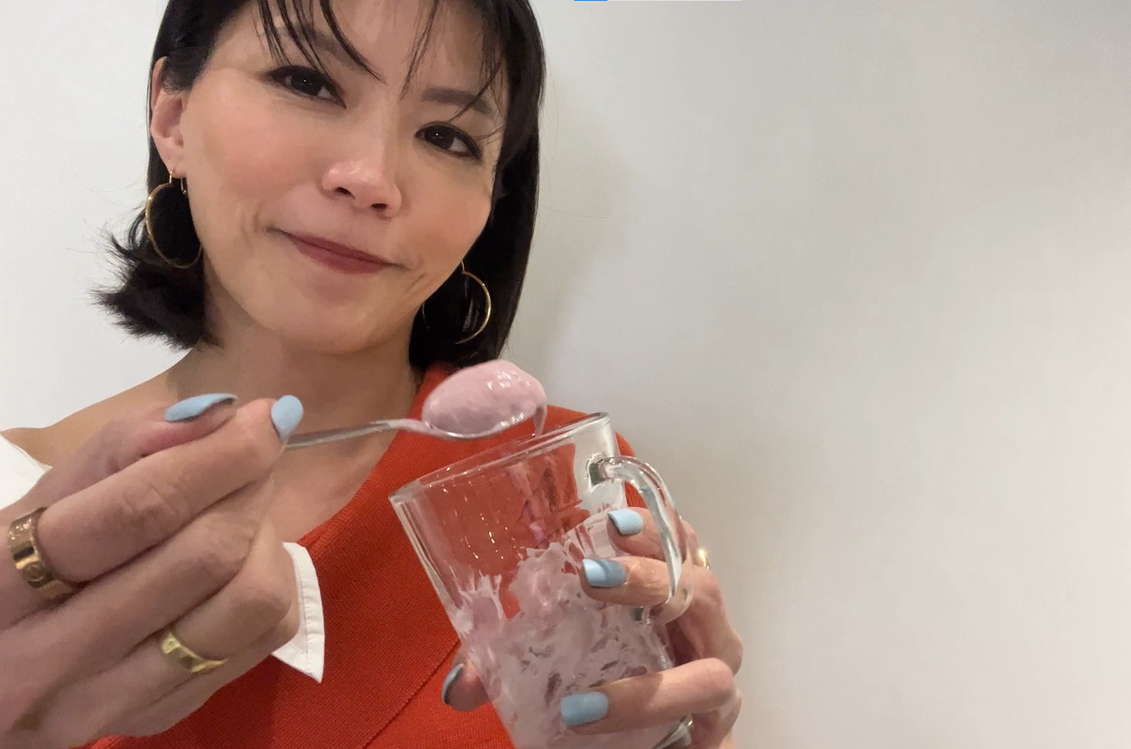 康子妮最近參加唔同節日聚會，都俾朋友親戚話佢瘦咗又靚咗